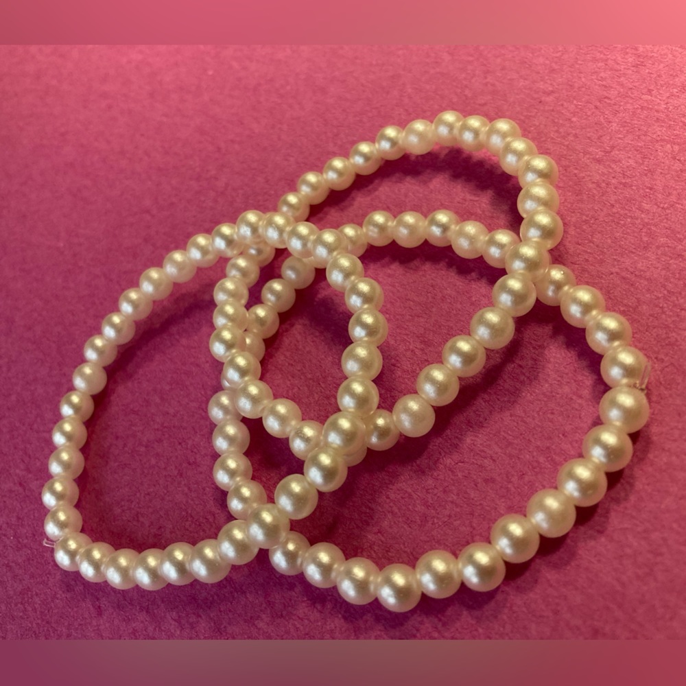 Women’s white elastic beaded bracelet